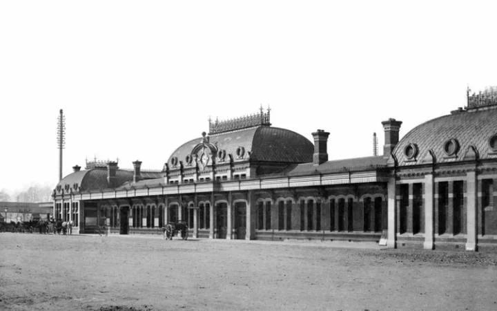 Slough train station in 1886